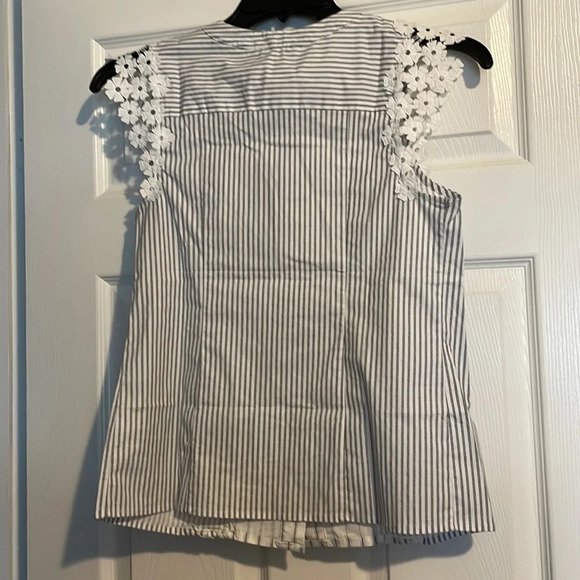 Jones & Co NWT beautiful floral detail women’s blouse size small - Picture 4 of 8